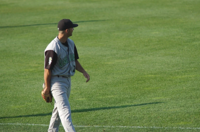 a man on a field throwing a baseball