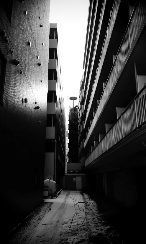 two buildings on either side of each other on a street