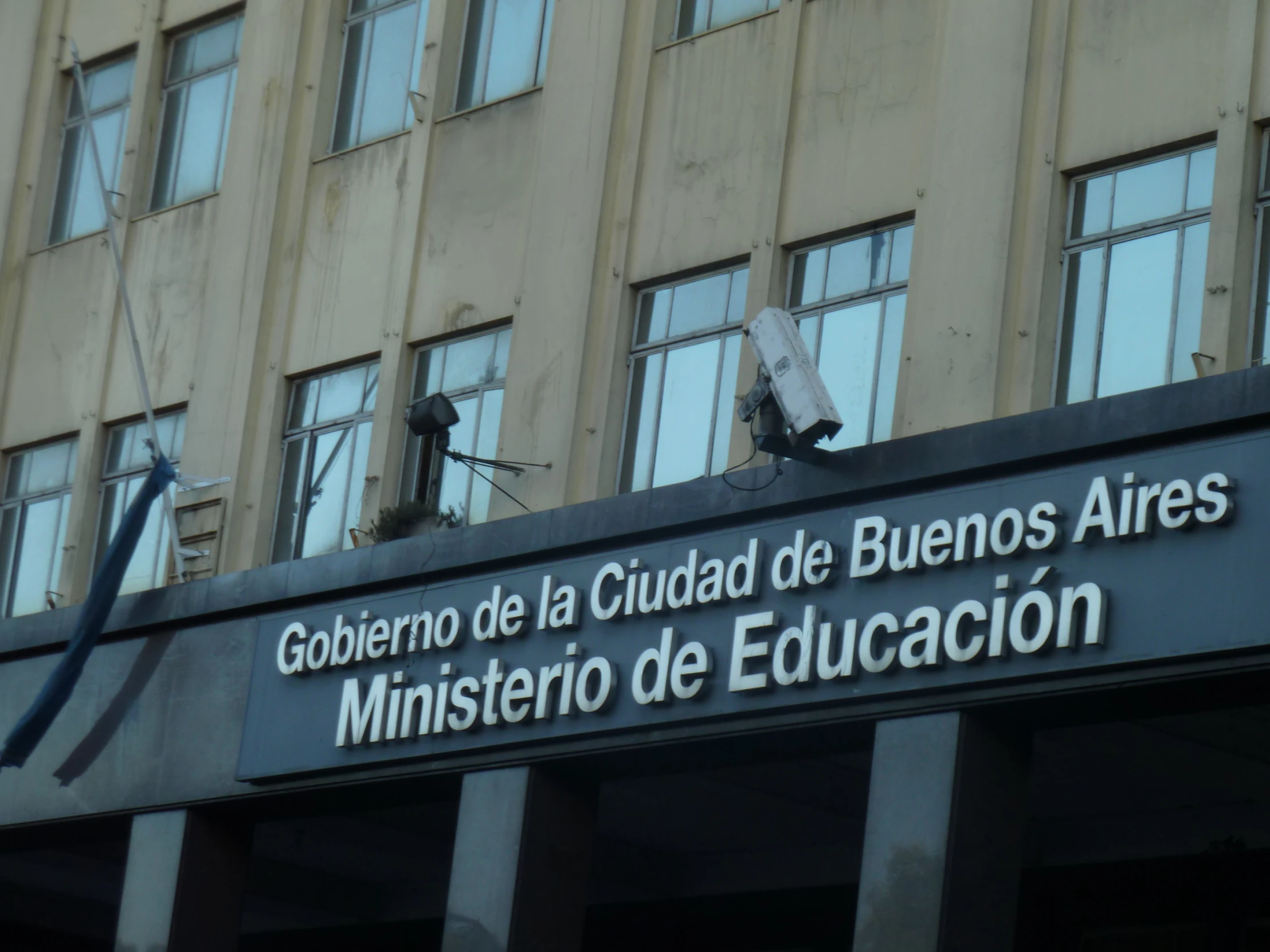 the sign for a building saying gobiendo la cloud de buendos aress