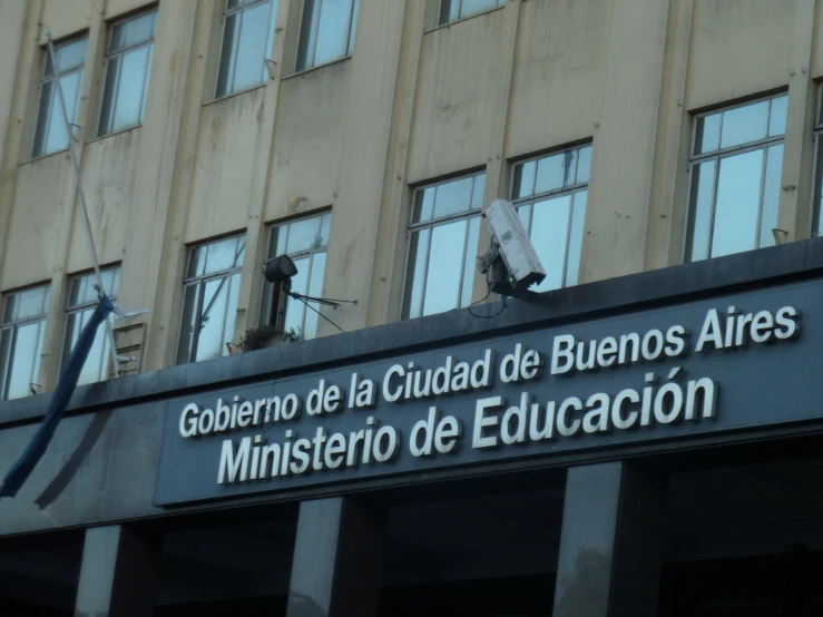 the sign for a building saying gobiendo la cloud de buendos aress