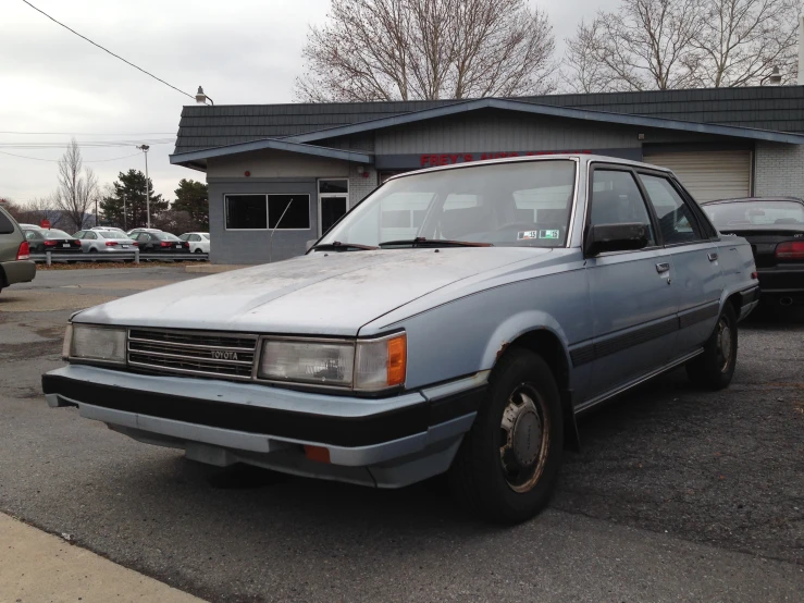 a car parked in the lot at a building