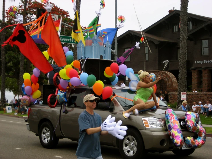 people are gathered to watch some parade go by