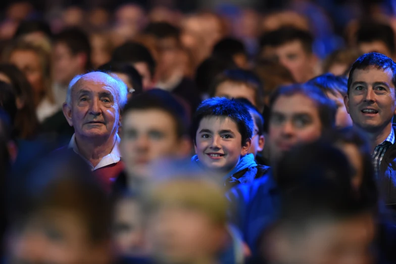 a group of people sitting together and smiling at soing