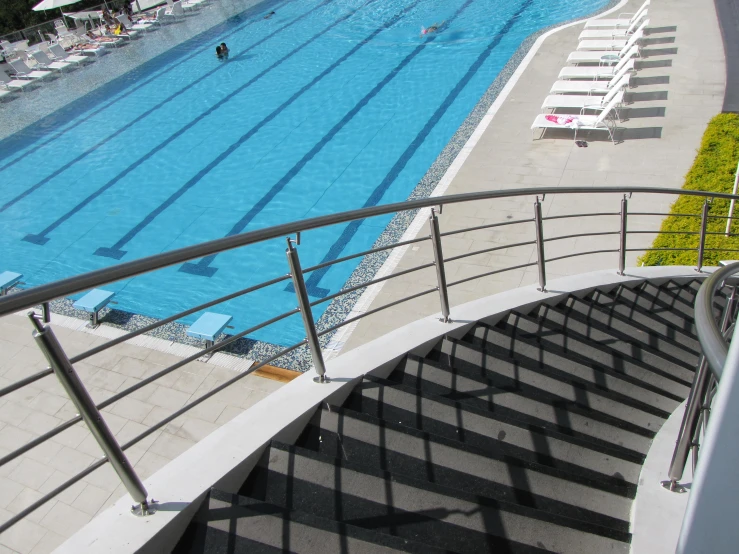 this is an empty swimming pool surrounded by metal steps