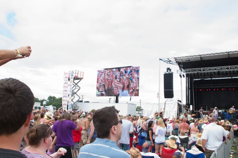 the crowd is gathered at an outdoor concert