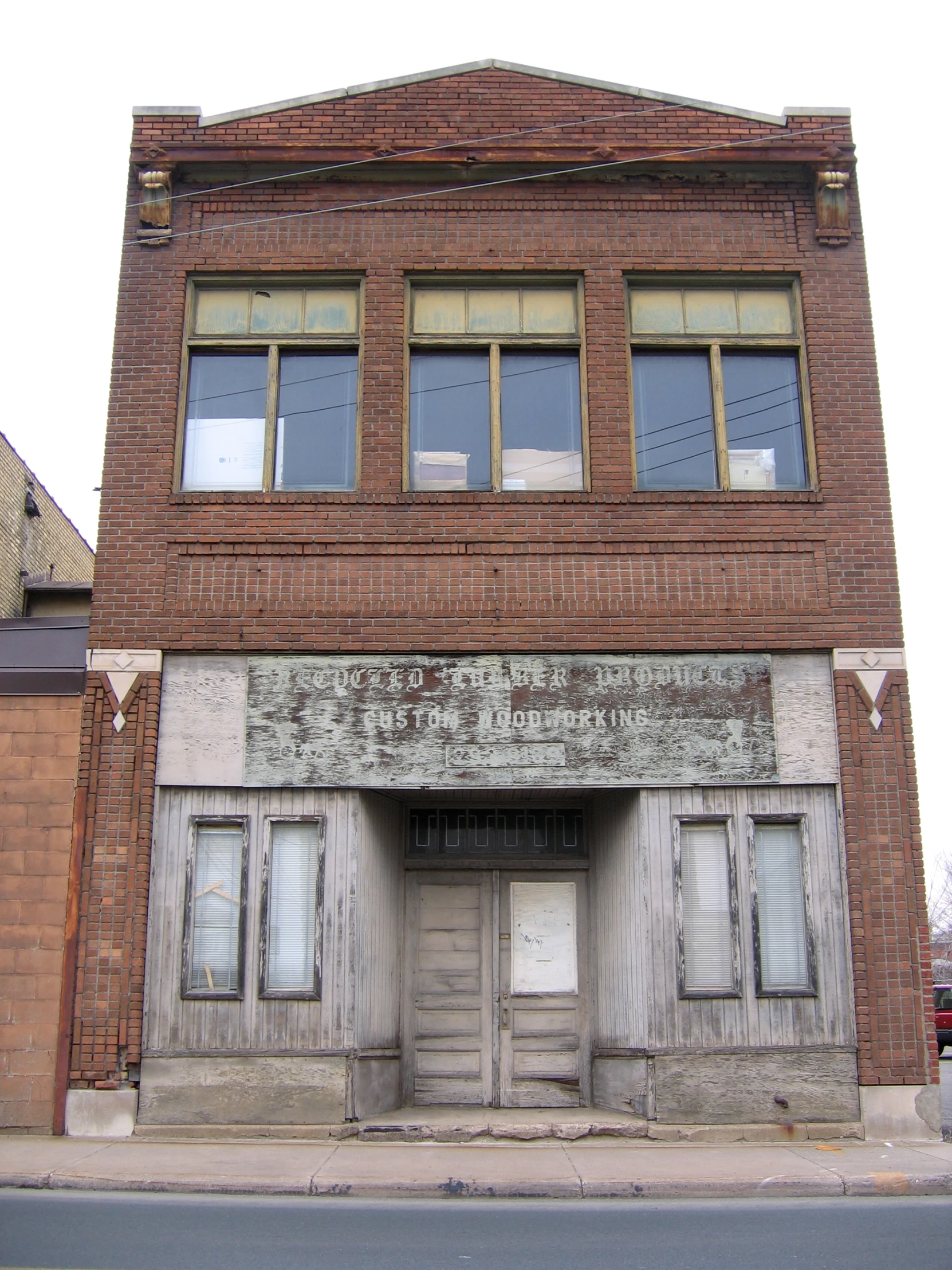 an old building has three doors with windows