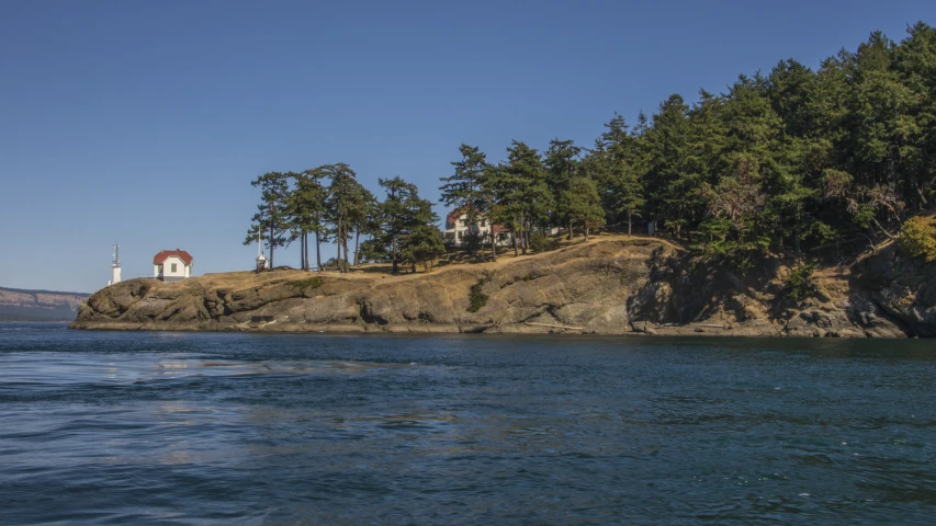 there are many houses on the land near the water