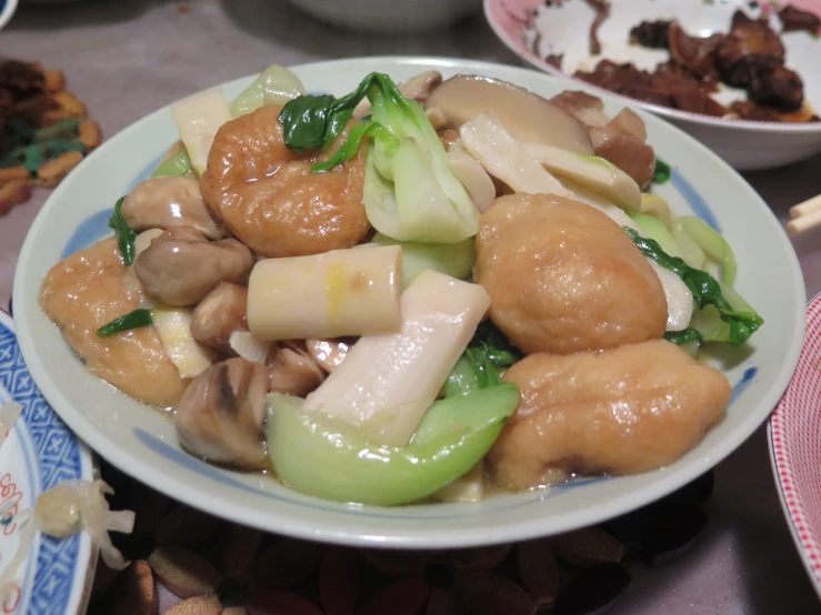 a plate of food containing broccoli and chicken