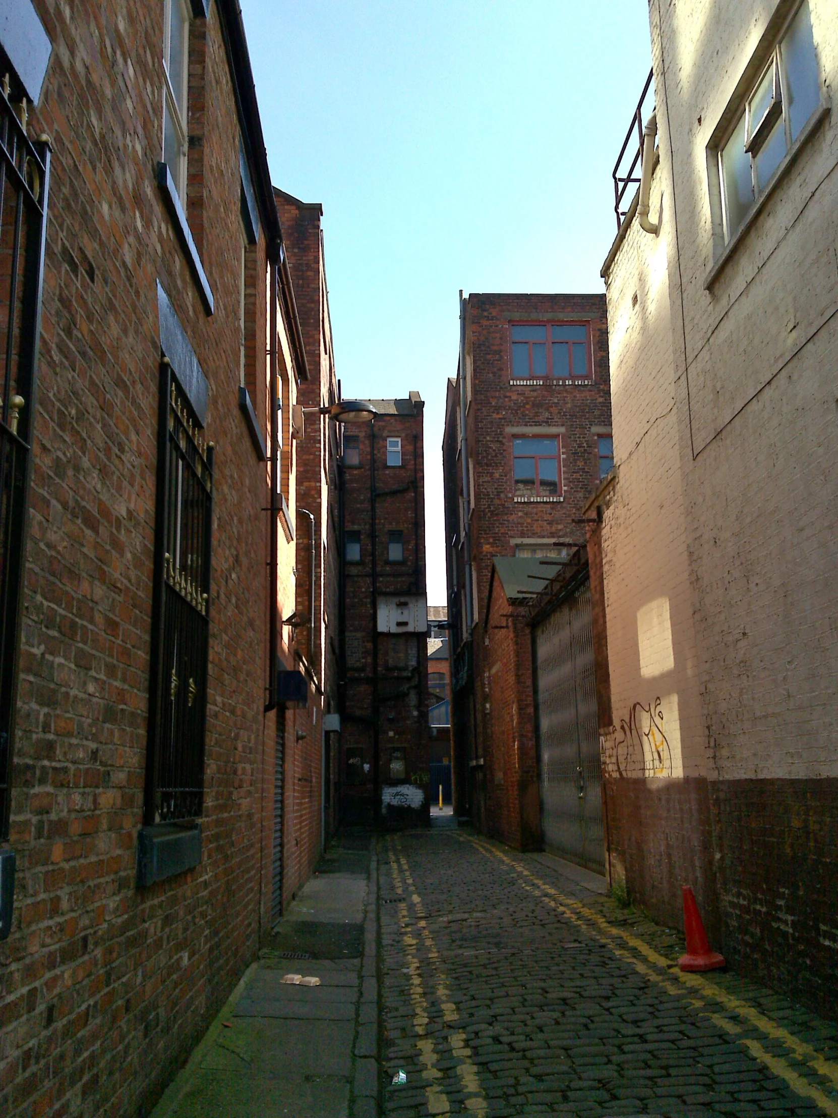 there are three windows in this brick building