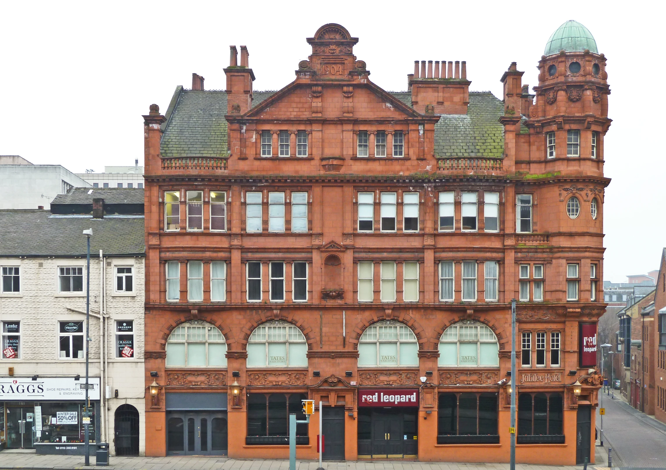 there is a red building with many windows on it