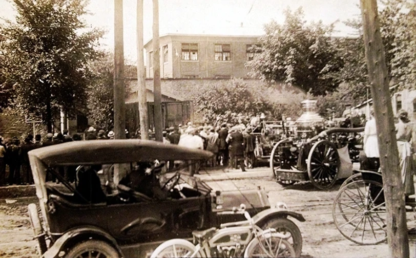 antique po of a crowd at an event