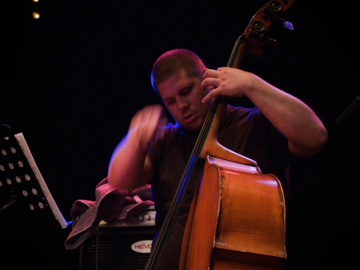 the musician is playing his instrument on stage