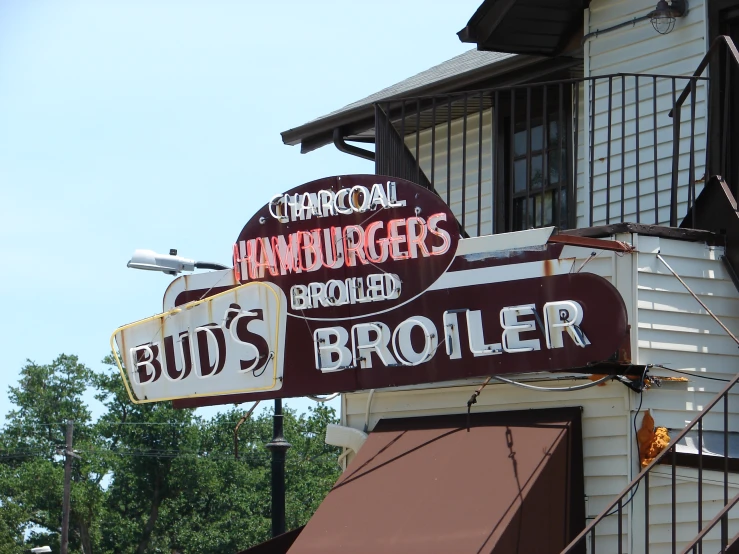 there is a large sign advertising a bud's