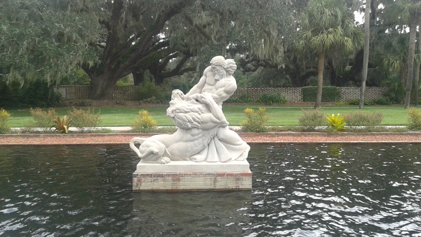 the fountain is filled with water and statues