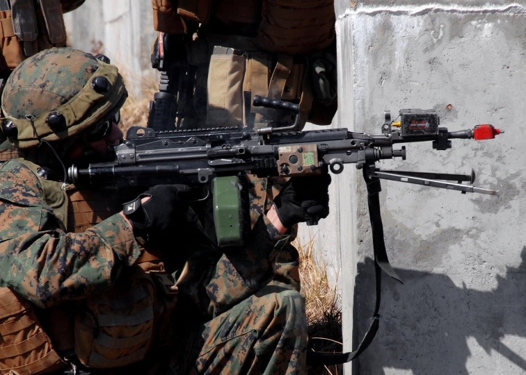 soldiers using the same weapon as a machine gun