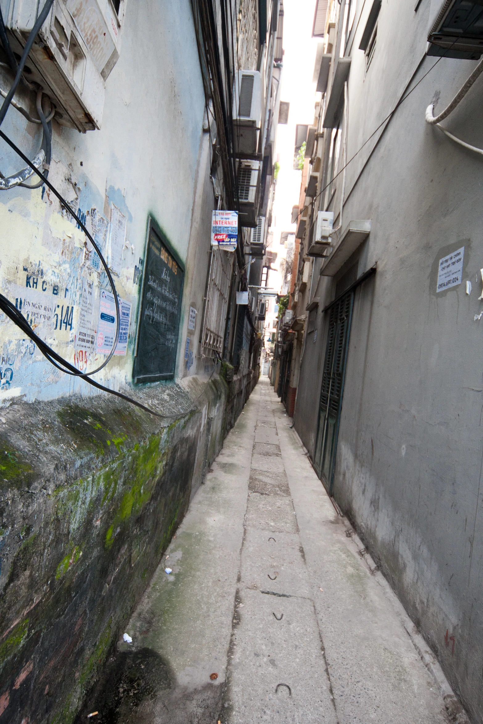 an alleyway that is being used for construction