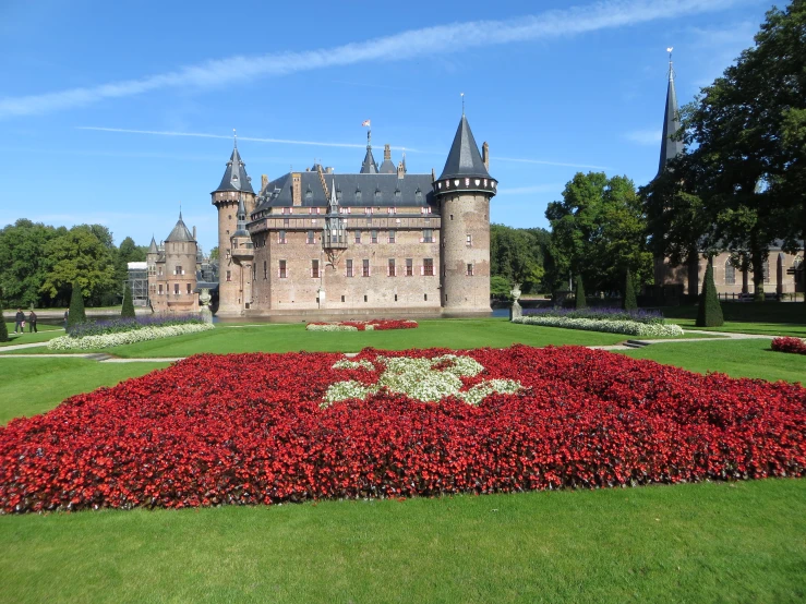 the huge sculpture is in the middle of the large garden