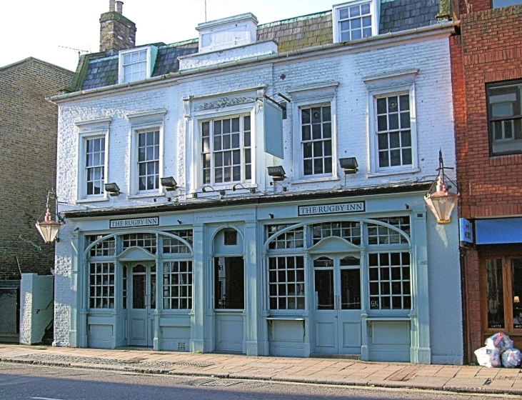 there is a old fashioned building with many windows