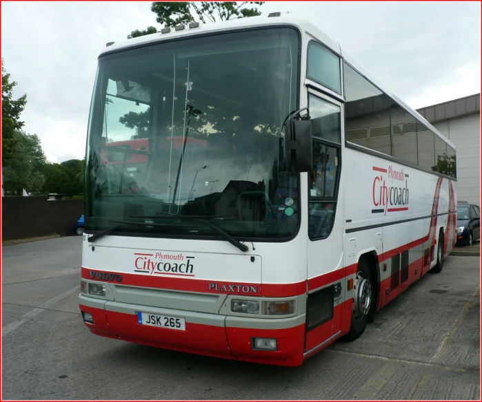 a bus parked on the street in front of a building