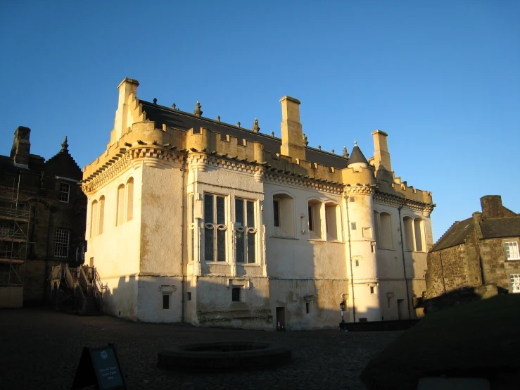 a building with lots of windows is shown in front of the sky