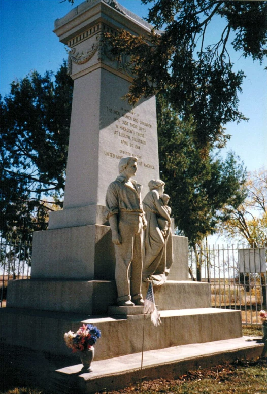 a statue of aham lincoln is shown on a pedestal