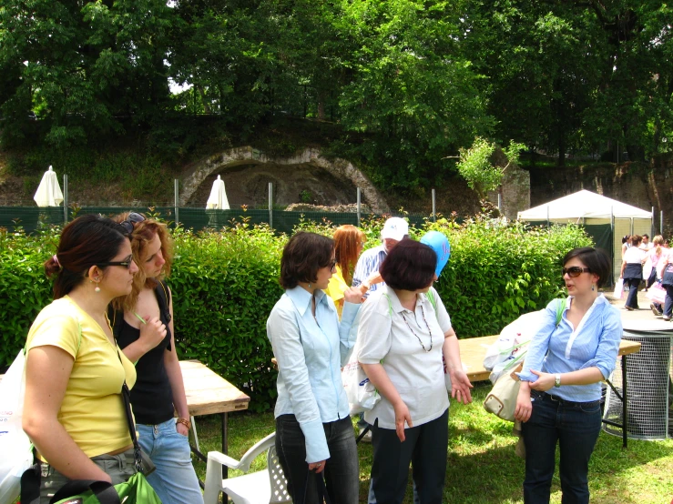 four women are talking and looking at soing