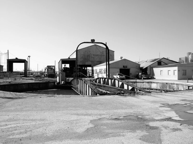 there are several grain silos and machinery in this picture