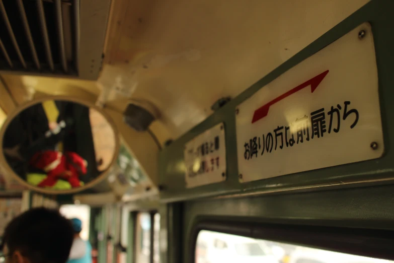 a sign on a subway is pointing to the right