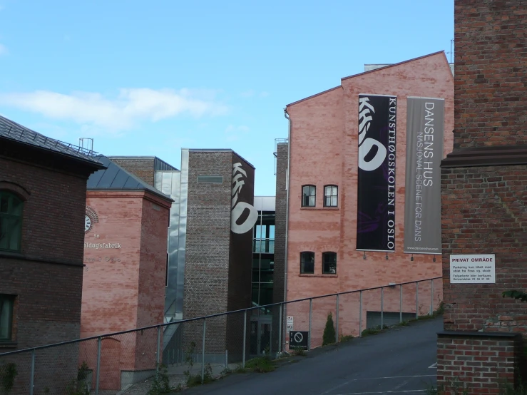 a large brick building that is in the city