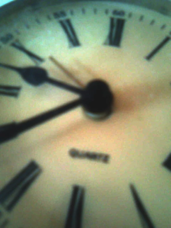 this is a close up picture of an analog clock