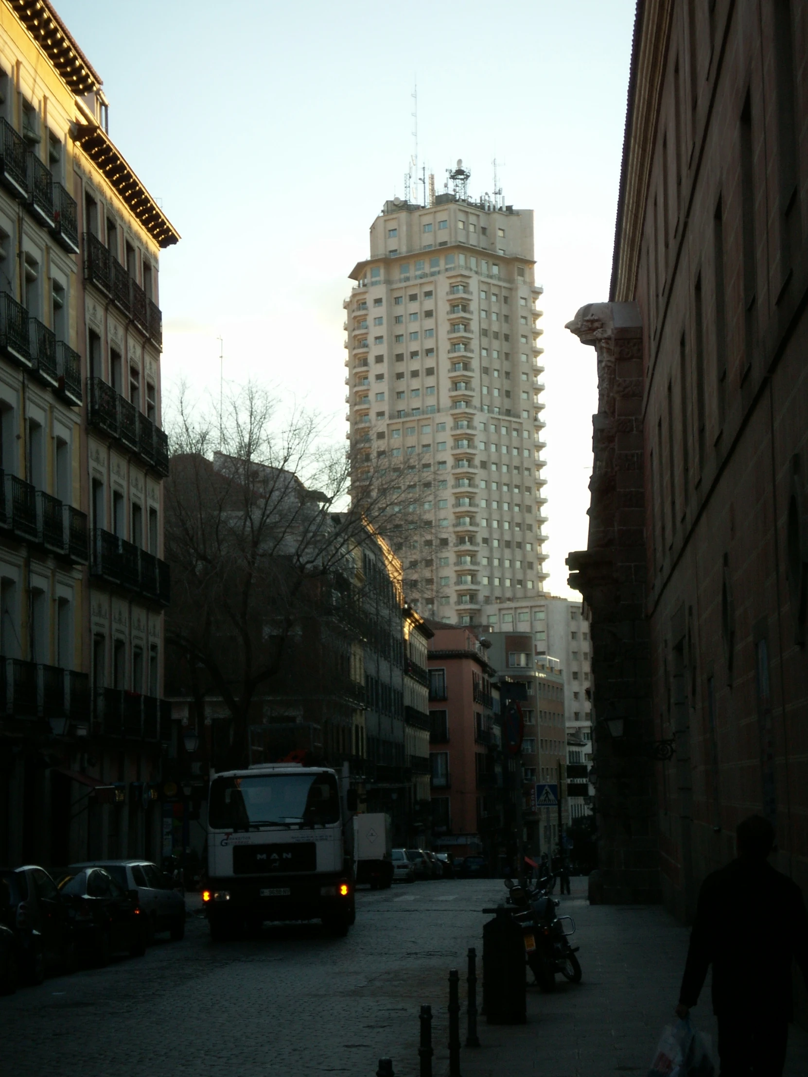 an image of the city street with traffic going by