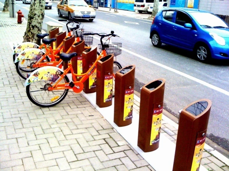 a row of bikes parked on the side of a street