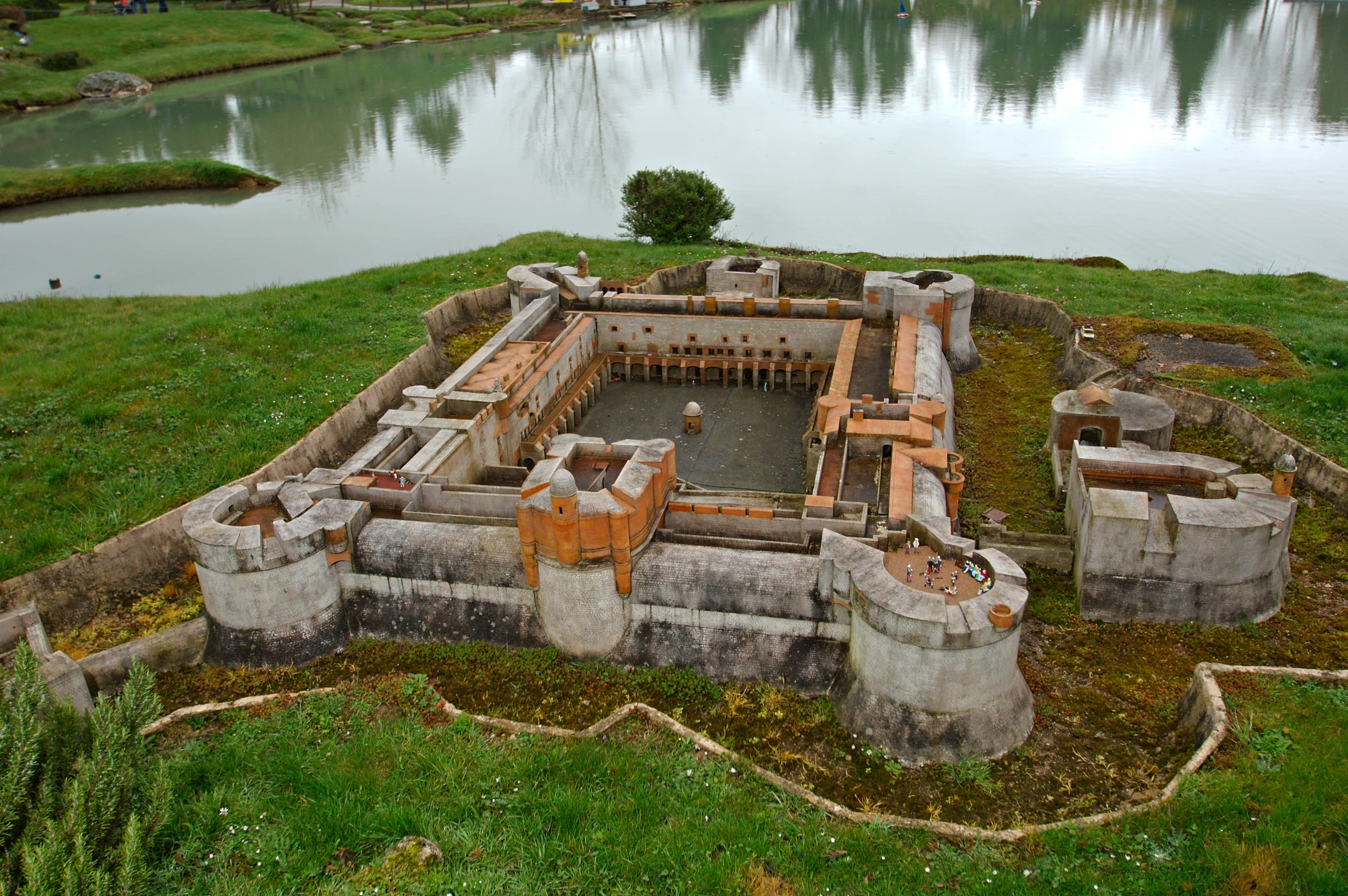 there is a building that has a moat in it