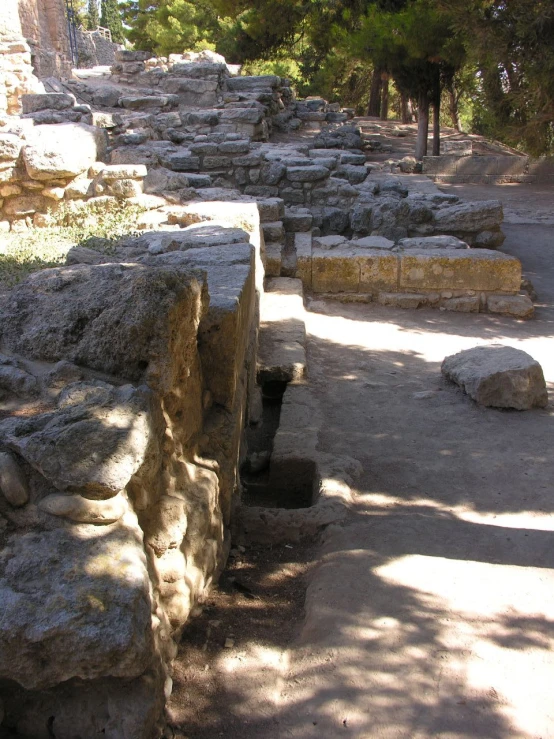 there are many stones and rocks lined up on the street