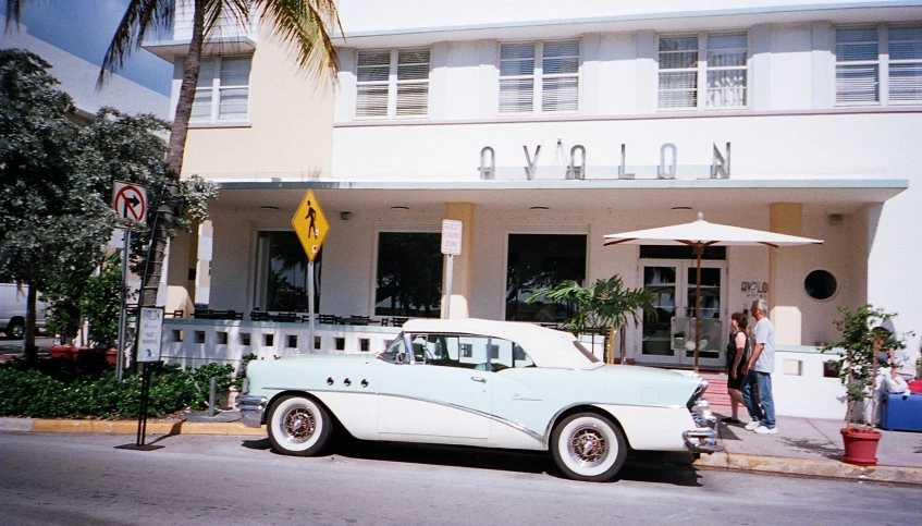 an antique car is parked outside of the el