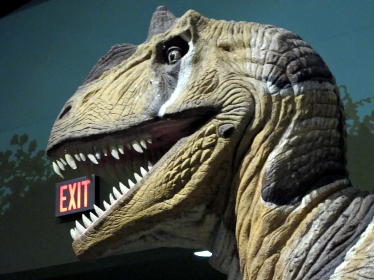 a close up of a fake dinosaur with its mouth wide open