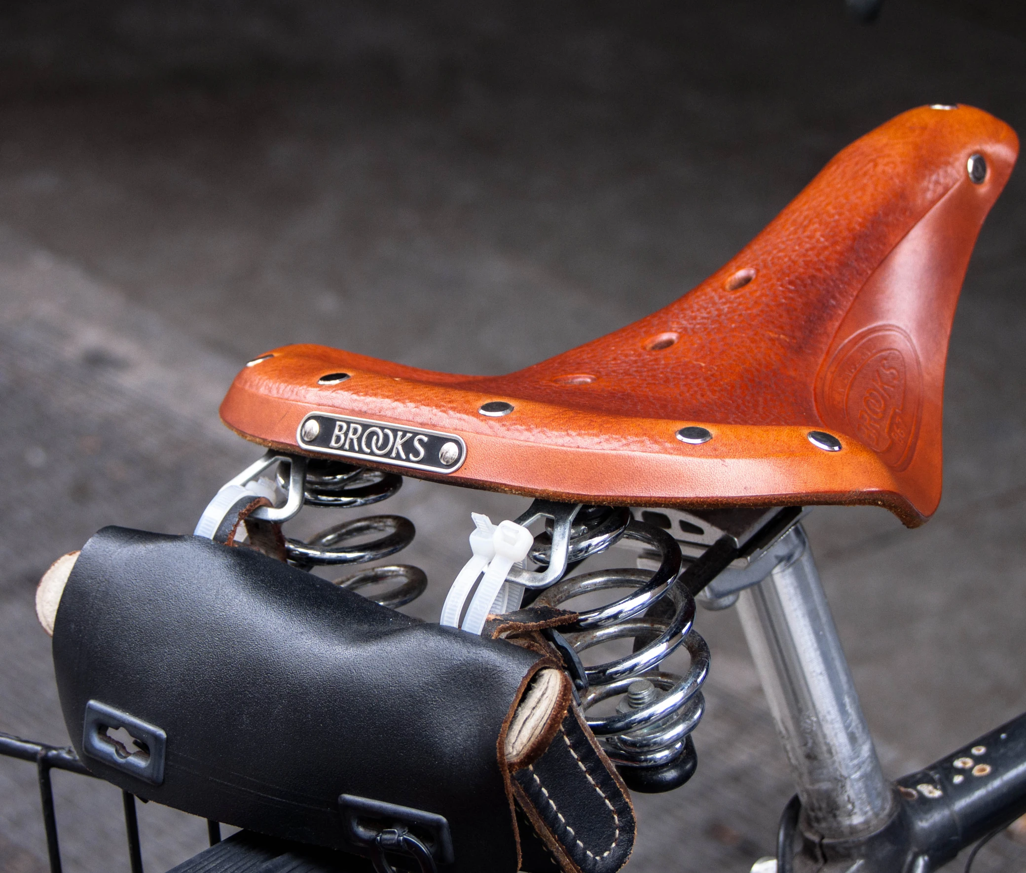 the closeup of the saddle of a bicycle