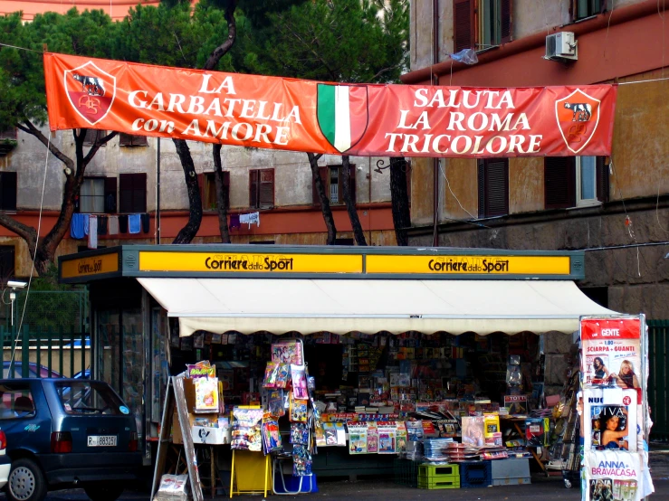 a sign with the names of shops in french and the word la cartata roma on it