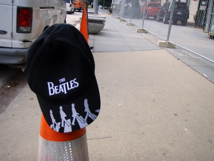 a cap that is on top of a parking meter