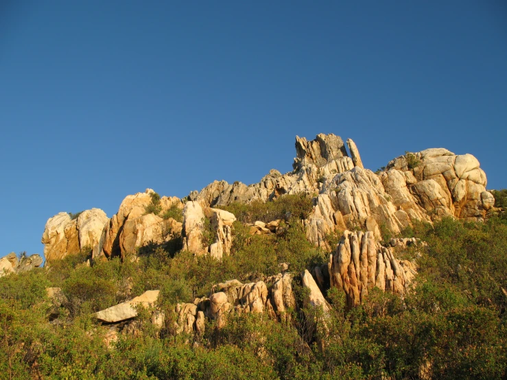 the very tall mountain has many rocks on it