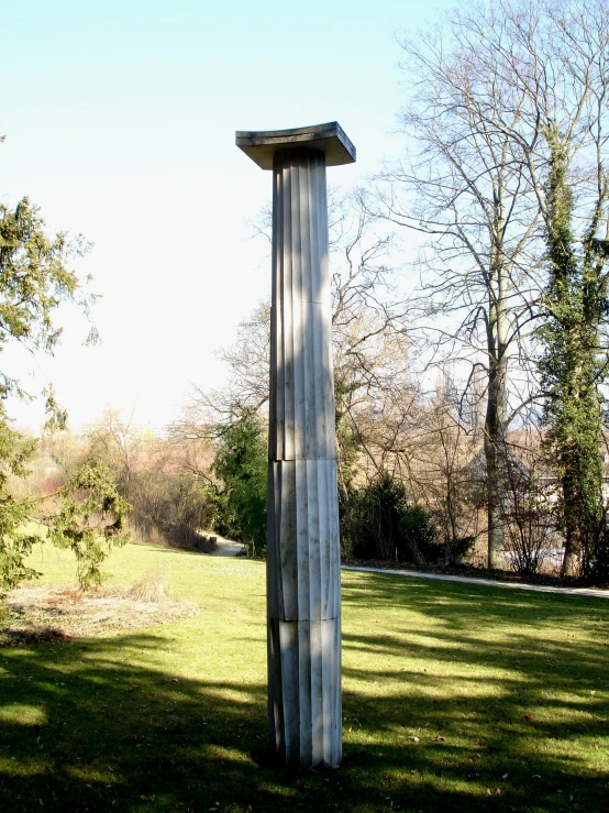 there is a pillar that is in the middle of the yard