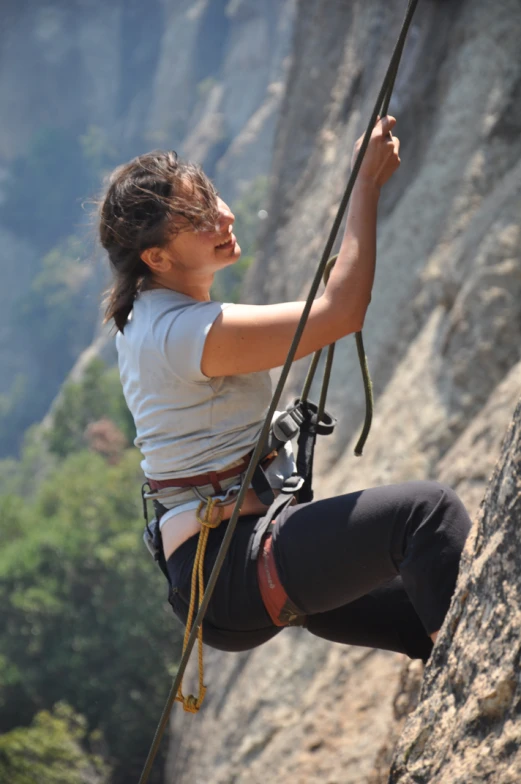 a woman who is holding onto some ropes