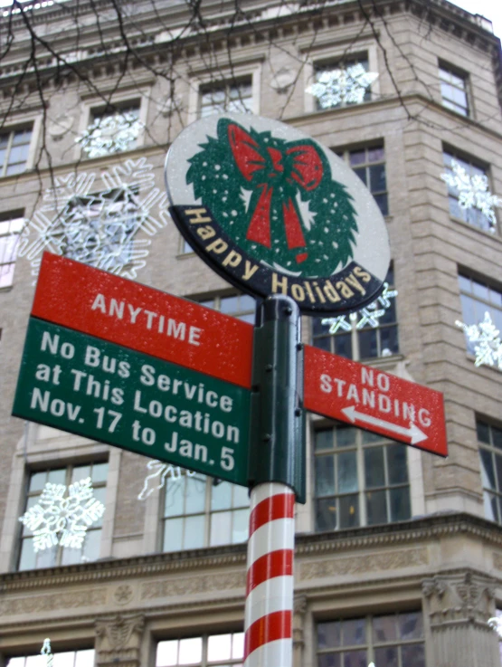 the sign is posted in front of an apartment building