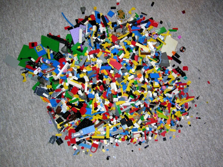 a bunch of legos that are laying on the ground