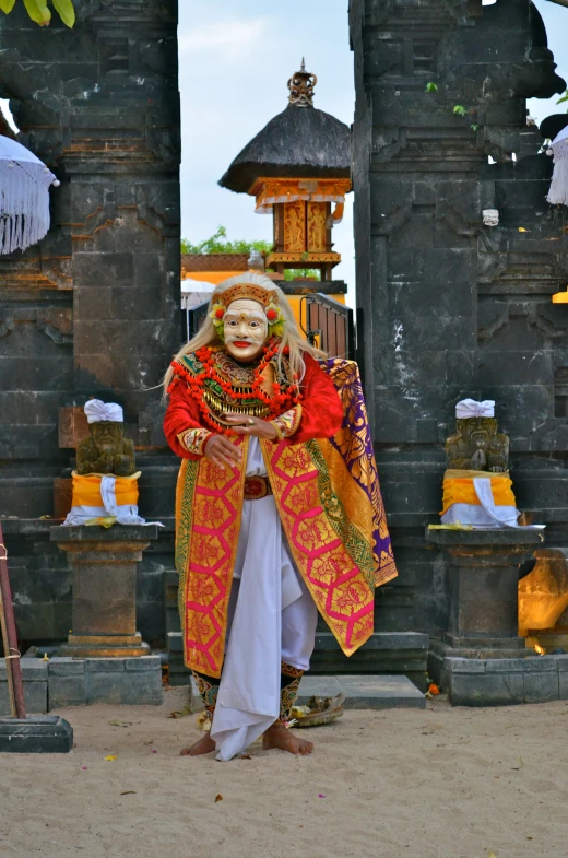 an indian style statue is standing in front of two archways