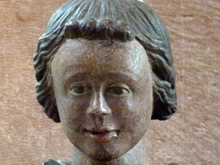 a busturine is shown of a female figure