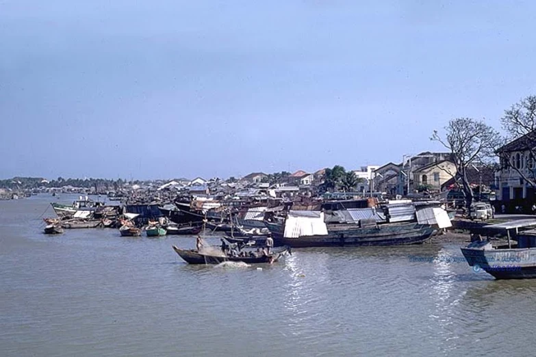 there are many boats out on the river