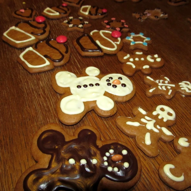 there are some small decorated ginger cookies with decorations