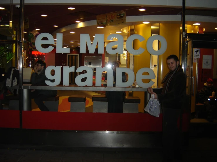 a glass window that reads el mago grande