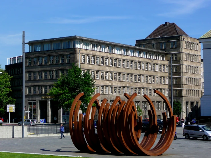 an sculpture that is standing in the middle of a road